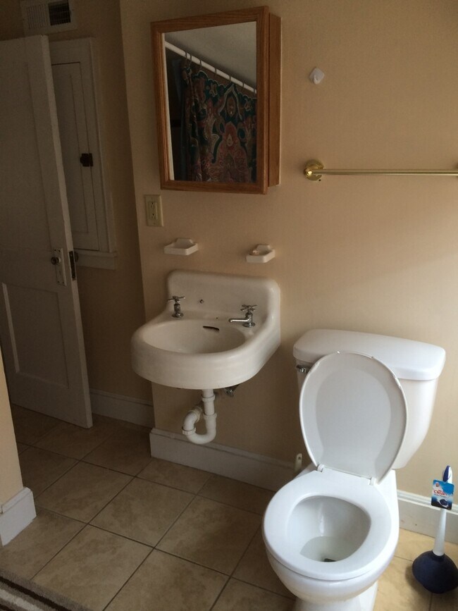 Building Photo - One Bedroom in Olde Town Portsmouth