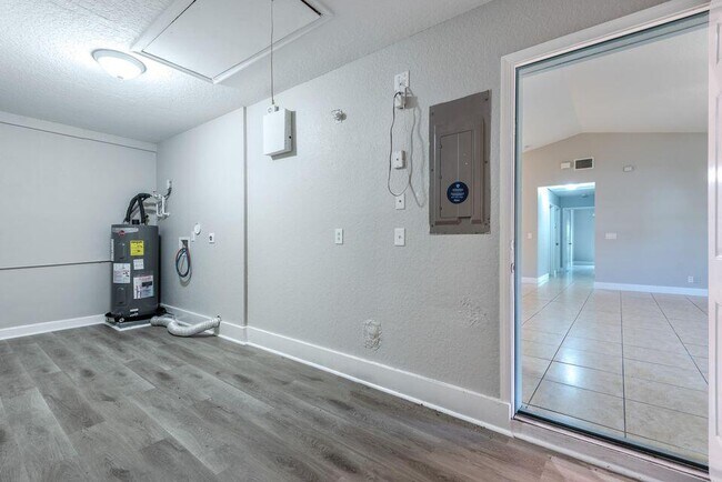 Building Photo - 1025 Staghorn St