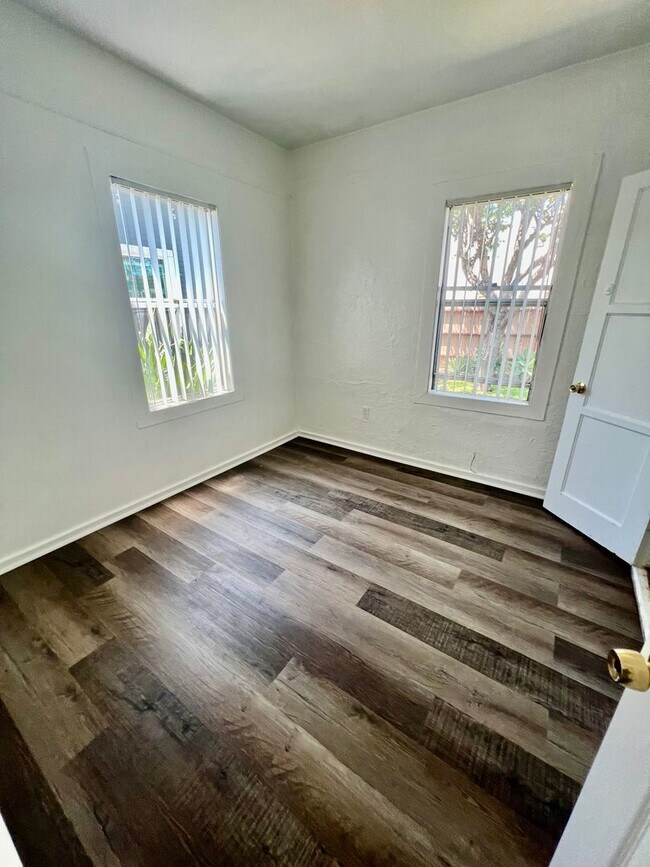 Building Photo - Walk to Beach, W/D, Shared Yard, Parking, No Pets