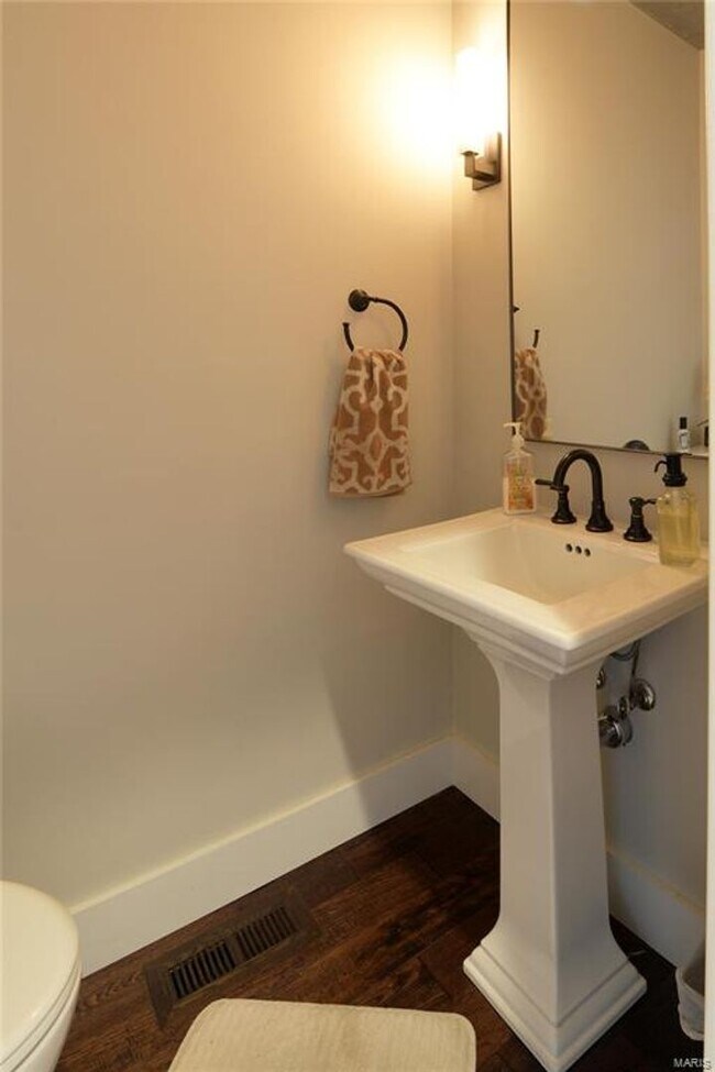 Building Photo - 1306 S Geyer Rd