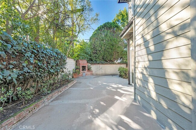 Building Photo - 14728 W Magnolia Blvd