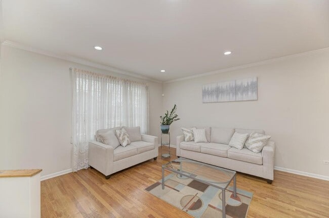 Building Photo - 4544 N Oriole Ave