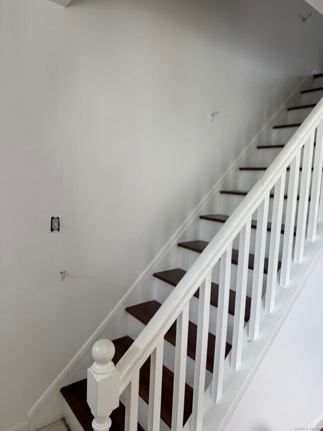 Building Photo - 14 1/2 Fairview Ave