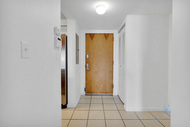Building Photo - 1200 Brickell Bay Dr