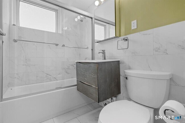 Building Photo - 444 Bedford St