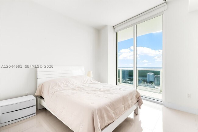 Building Photo - 16001 Collins Ave
