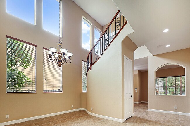 Building Photo - 748 Cresta Cir