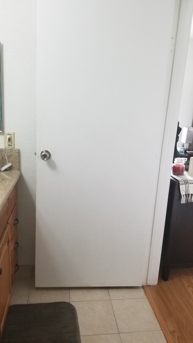 Building Photo - 977 Riverside Dr