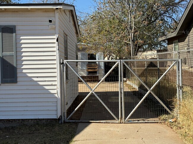 Building Photo - 3137 N Tom Green Ave