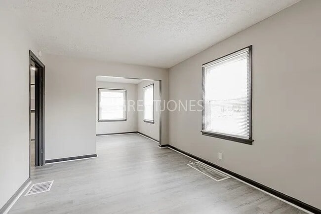 Building Photo - 1956 Glenridge Dr
