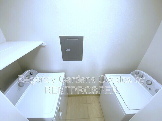 Building Photo - 4225 Thornbriar Ln
