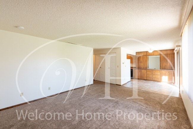 Building Photo - Great 2 Bedroom Condo with Storage and Out...