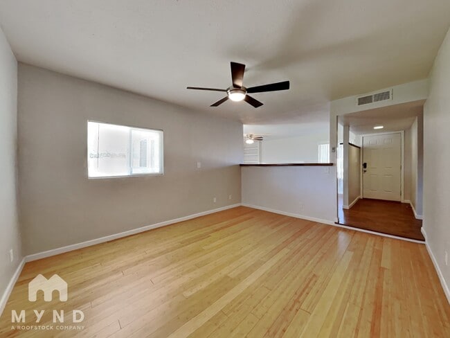 Building Photo - 725 W Utopia Rd