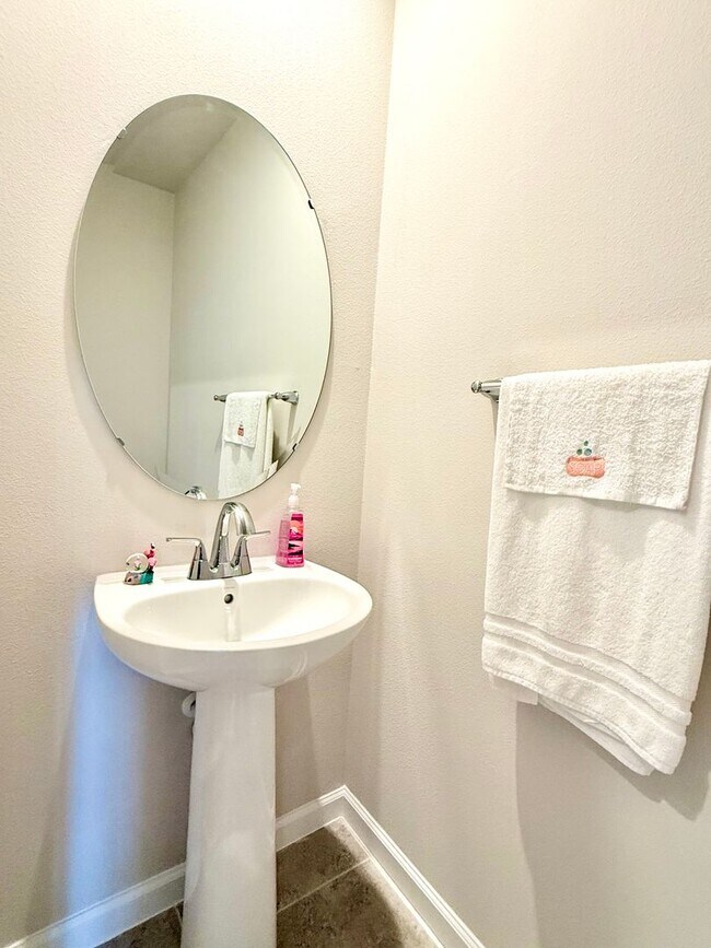 Building Photo - Fresh & modern-living in this 3Bedrooms/2.5Bath end-unit Lady Lake townhome!