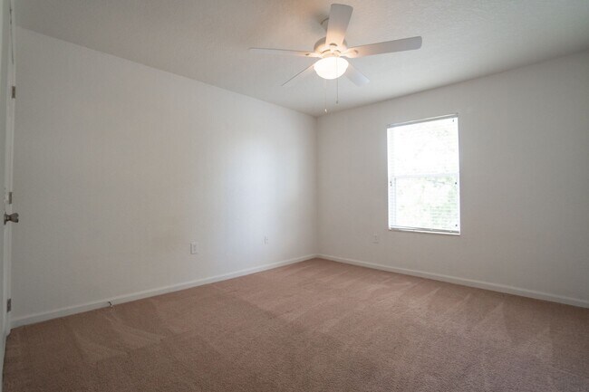 Building Photo - Beautiful 3/2.5 Townhome in gated communit...