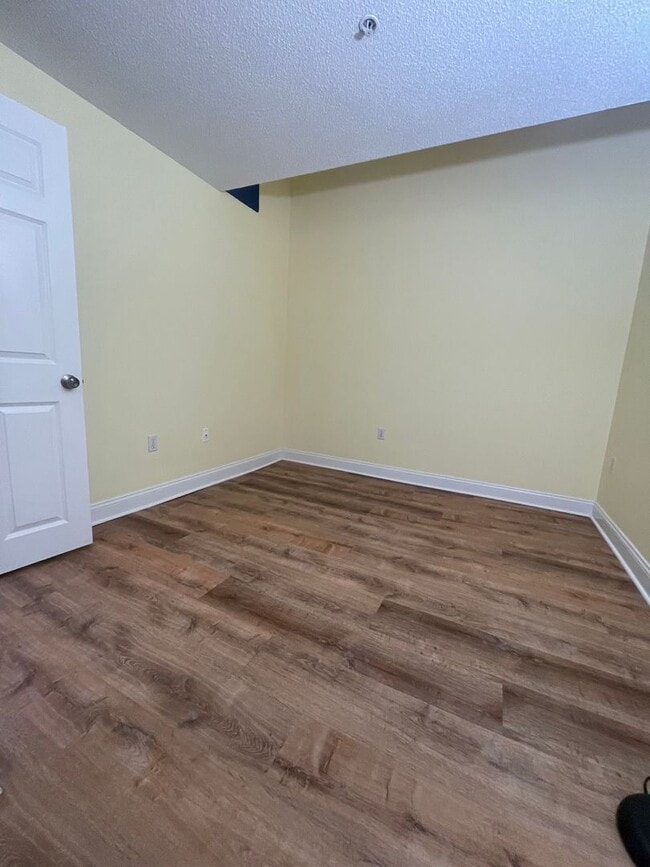 Building Photo - Reduced & 10% off 1st Month's Rent! Impecc...