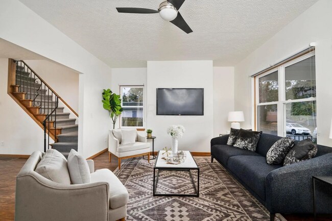 Building Photo - Elegant 3 Bed / 1.5 Bath Renovated Home in...