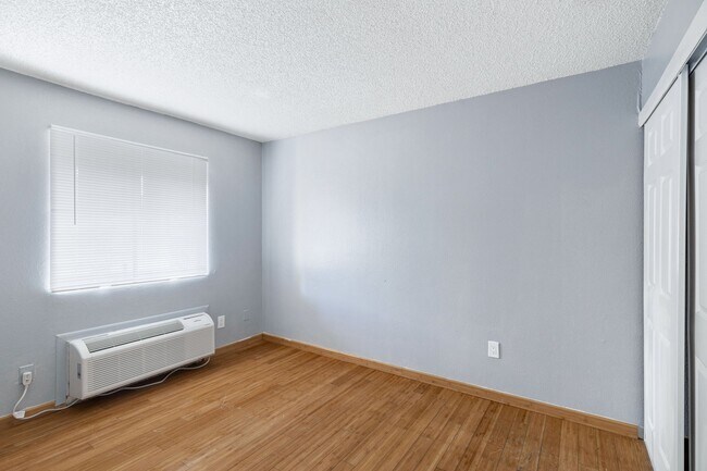 Building Photo - Spacious Studio On The First Floor!
