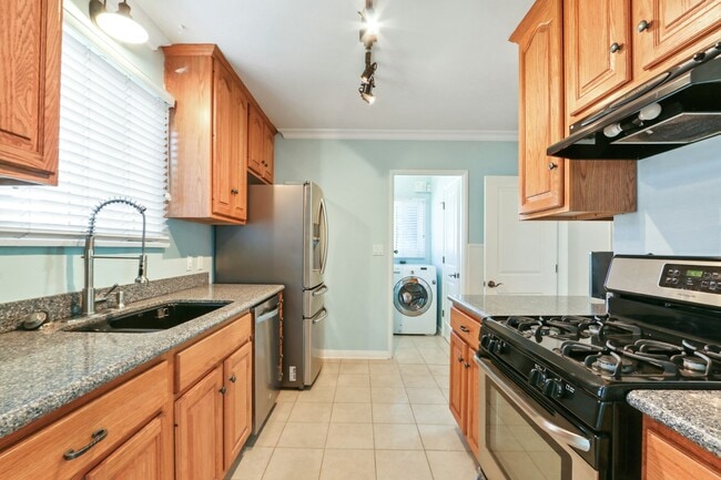 Building Photo - 1719 Marshallfield Ln