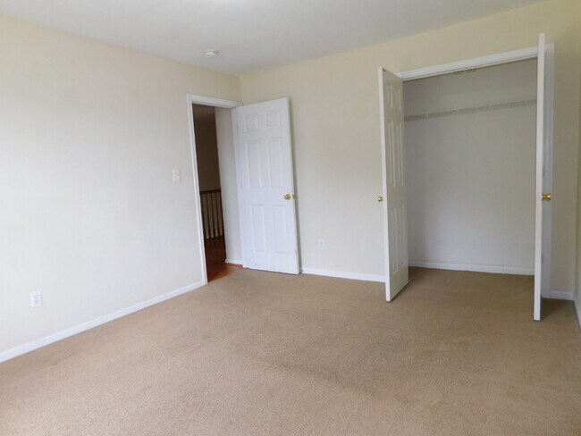 Building Photo - "Spacious 4-Bedroom Gem on Hughart Street with 2.5 Bathrooms and 2108 Sq. Ft. of Comfort!"
