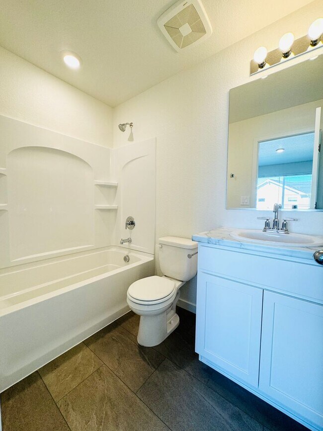 Building Photo - Gorgeous 2024 Townhouse 2 bed/ 2.5 bath  Near Johnstown YMCA