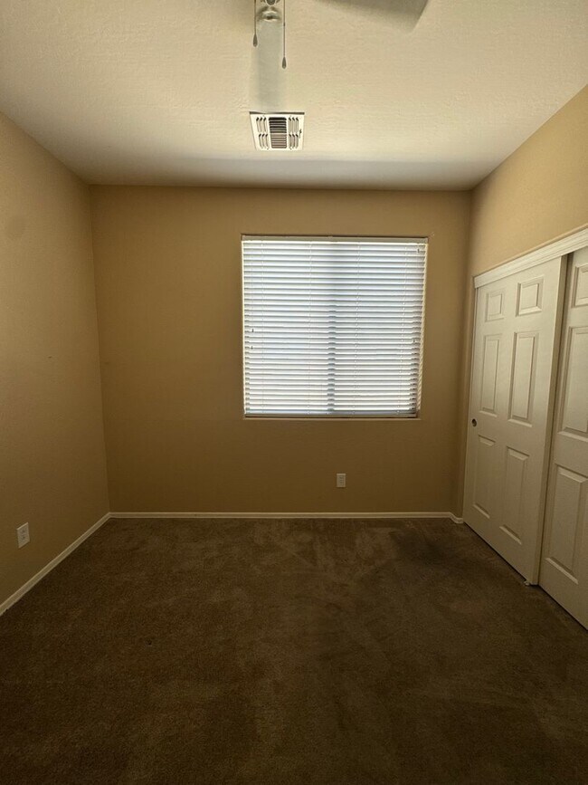 Building Photo - 5 bedroom home in the Anthem Parkside