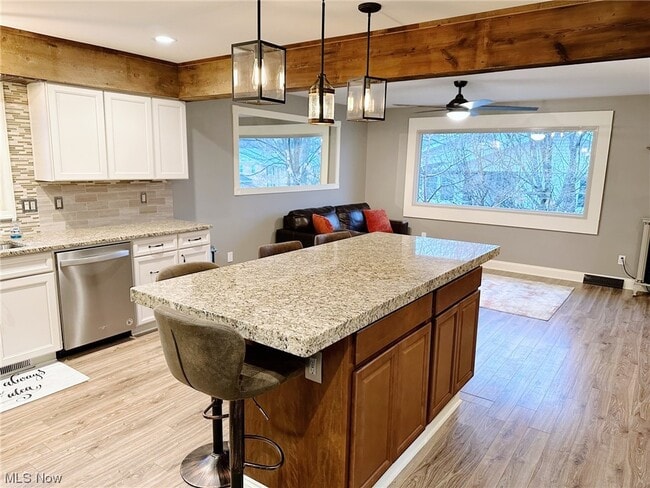 Building Photo - 7281 Meadowlawn Dr