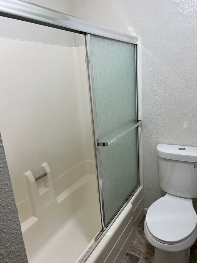 Building Photo - 3-bedroom, 2-bathroom home in Redding Upda...