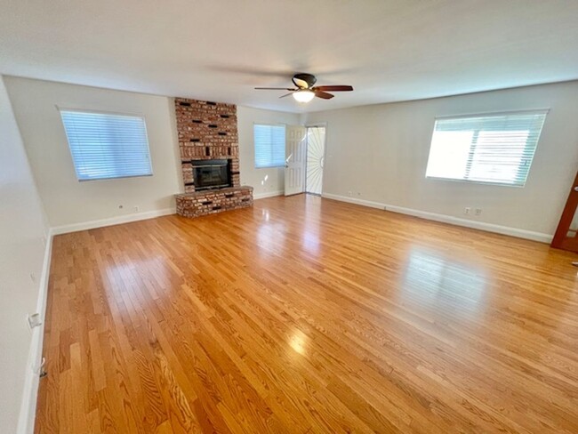 Building Photo - **LAKEWOOD 3BR/2BA+FAMILY ROOM **AVAILABLE...