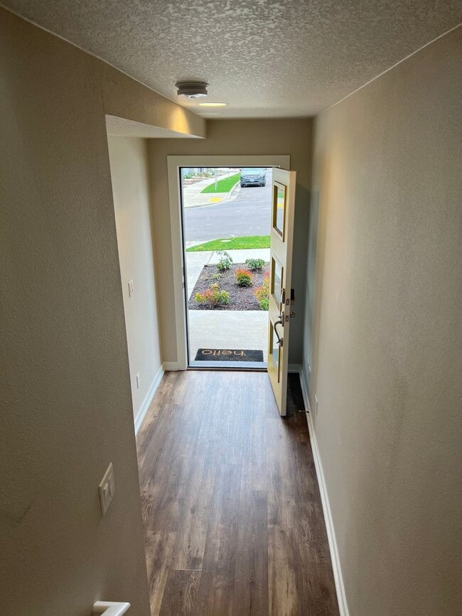 Building Photo - Start Lease by 8/15 to Receive REMAINDER o...
