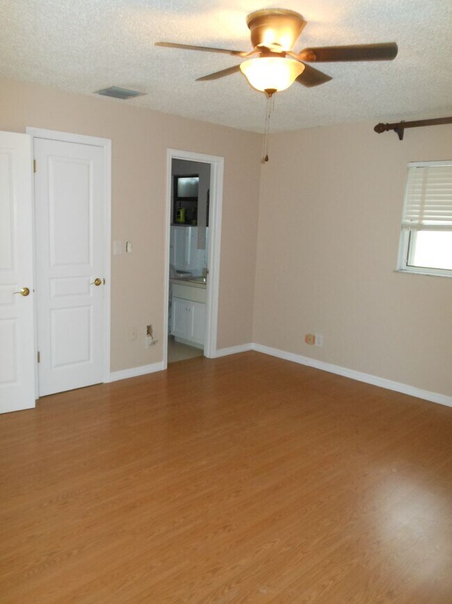 Building Photo - CHARMING 2 BEDROOM POOL HOME IN THE HEART OF JENSEN BEACH