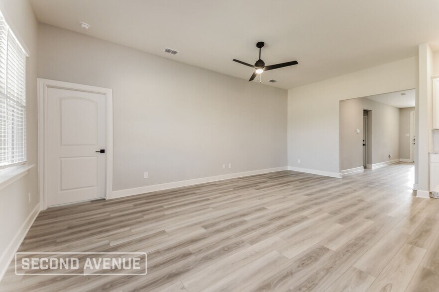 Building Photo - 2121 Meadow Dr