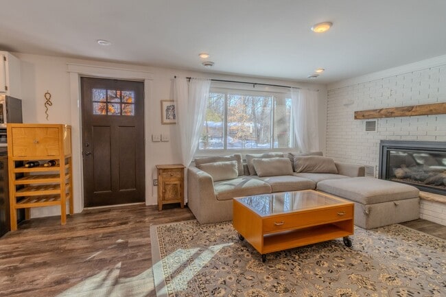 Building Photo - Quiet Cottage in the Trees