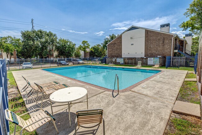 Building Photo - 3900 Woodchase Dr