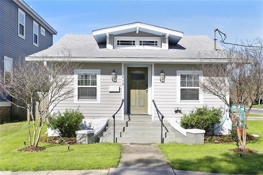 Cute 1940s craftsman cottage - 213 Polk Street