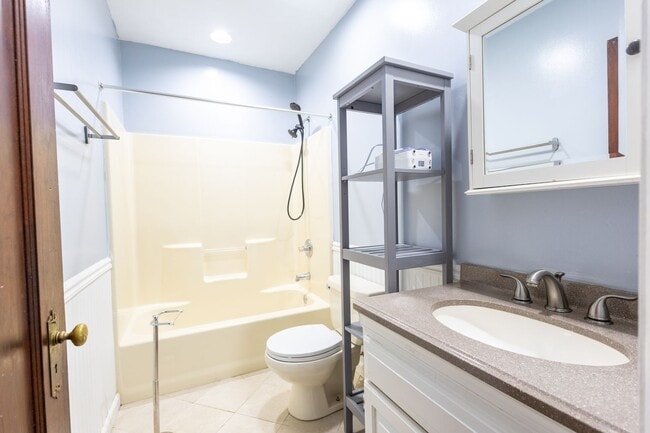 Building Photo - Lovely 3 BR/1.5 BA Semi-Detached Home in S...