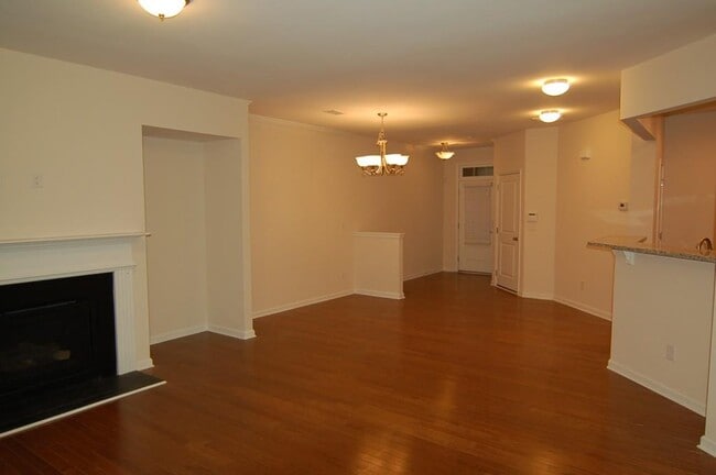 Building Photo - 2100 Greencrest Cir