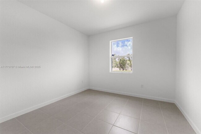 Building Photo - 2700 SE 23rd Ave