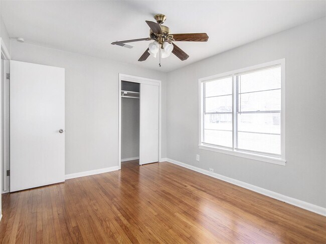Building Photo - 2215 Silverbonnet St