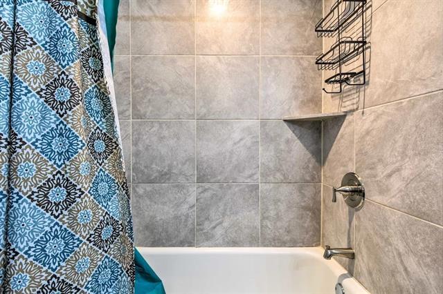 Building Photo - 7013 Meadowbrook Dr