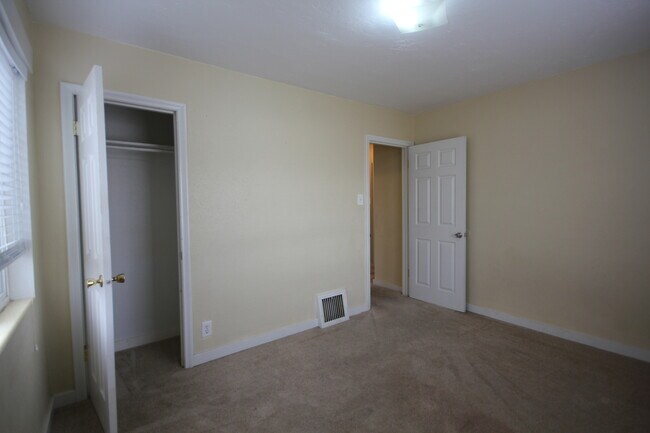 Building Photo - 3 Bedroom Duplex with Lovely Backyard(Upstairs)