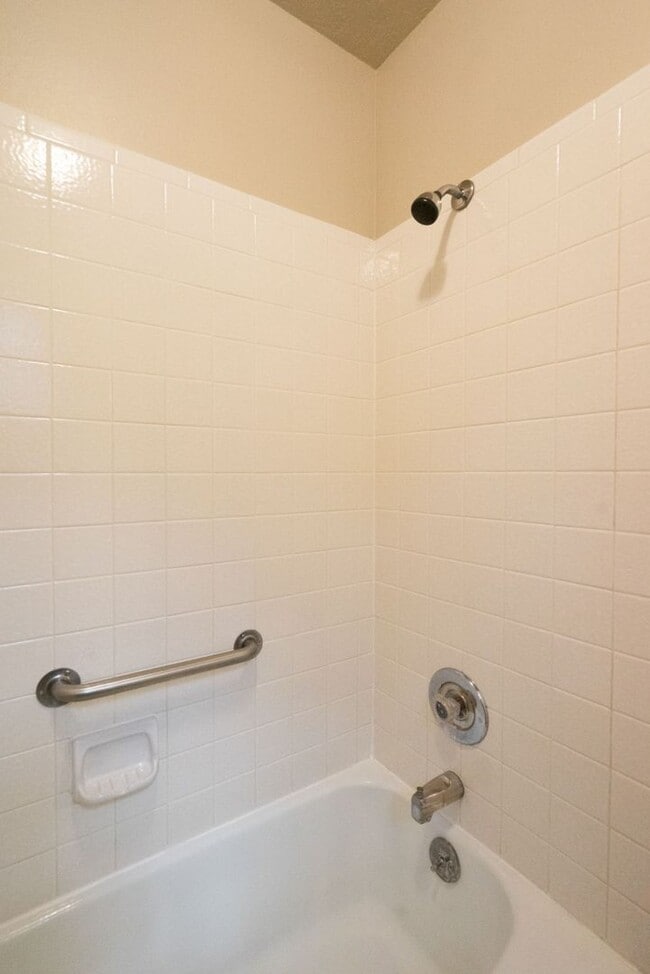 Building Photo - Spacious Updated Townhome in Downtown St. ...