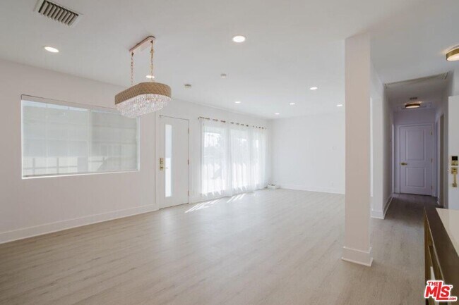 Building Photo - 9620 Woodale Ave