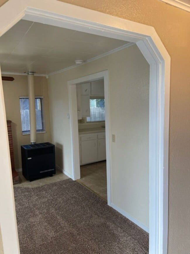 Building Photo - 2 Bedroom in Anderson with yard and garage!