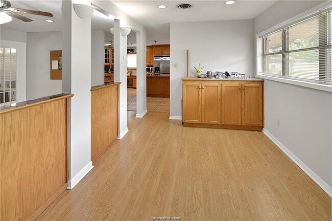 Building Photo - 305 W Brookside Dr