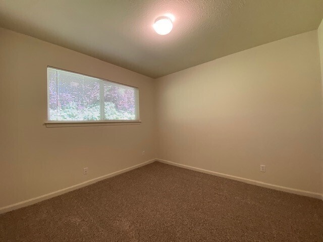 Building Photo - Great 3 bedroom 1 bathroom Duplex in Sacra...
