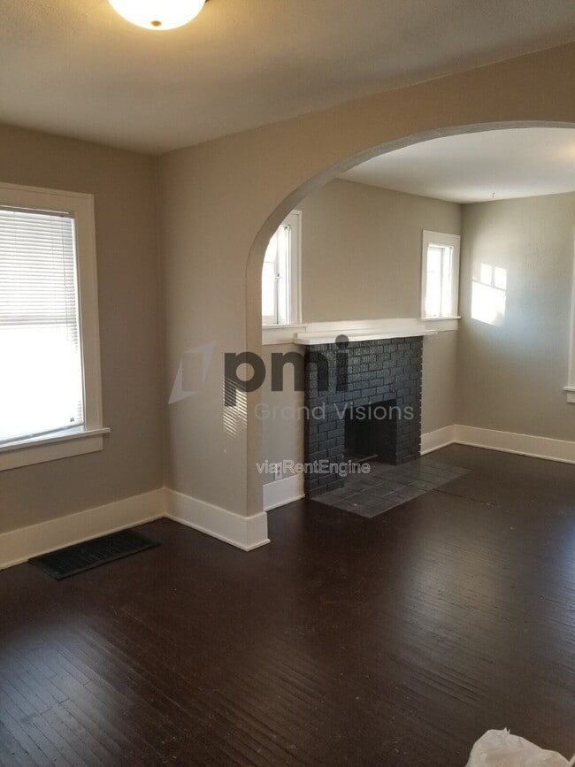 Building Photo - 698 S Stone St