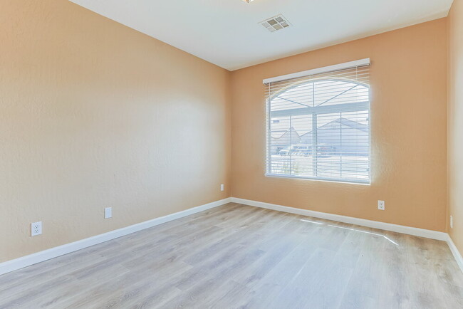 Building Photo - 527 N Bailey Cir