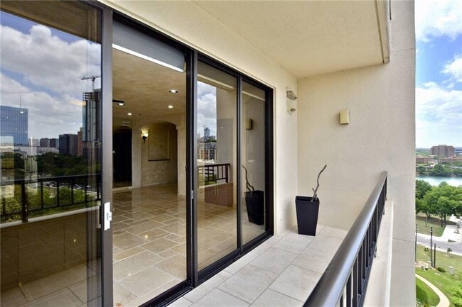 Building Photo - 40 N Interstate Hwy 35