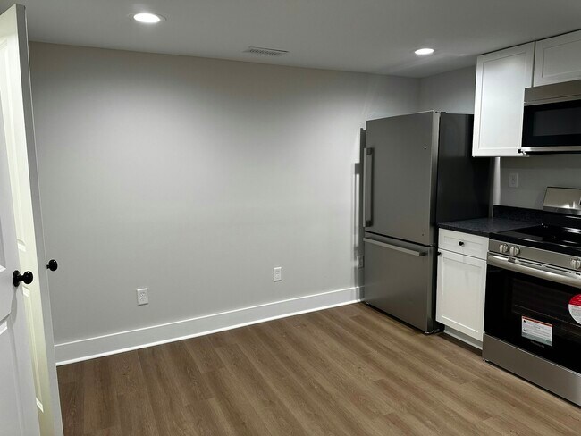 Building Photo - 2110 E Raccoon Valley Dr